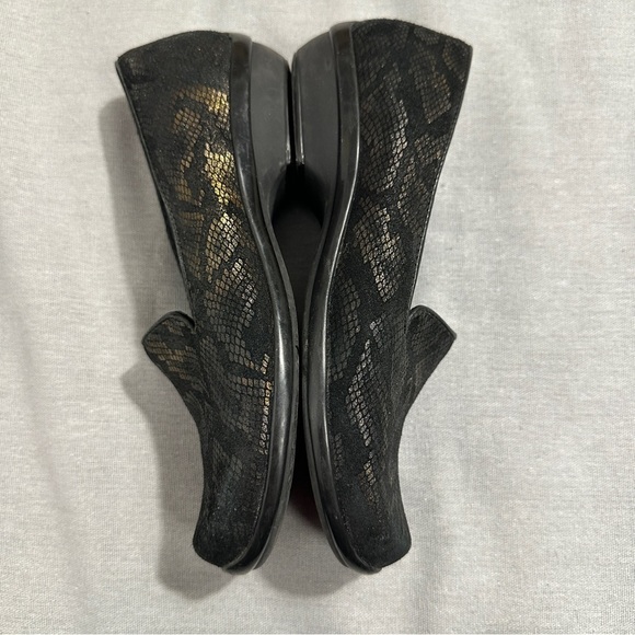 Sz. 36 Dansko Olivia black/gold snake print loafers, comfort, walking, slip-on - Picture 13 of 13